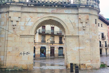 Eliminar las últimas pintadas del Arco de Santa Ana y del pórtico de Santa María ha costado 5.000 euros
