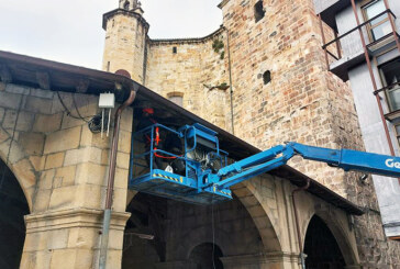 El Ayuntamiento instala redes para evitar que las palomas aniden en el pórtico de Andra Mari