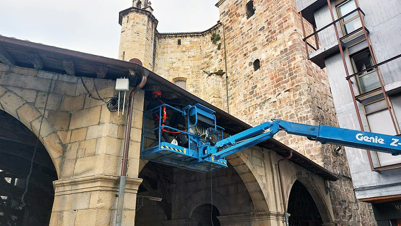 El Ayuntamiento instala redes para evitar que las palomas aniden en el pórtico de Andra Mari