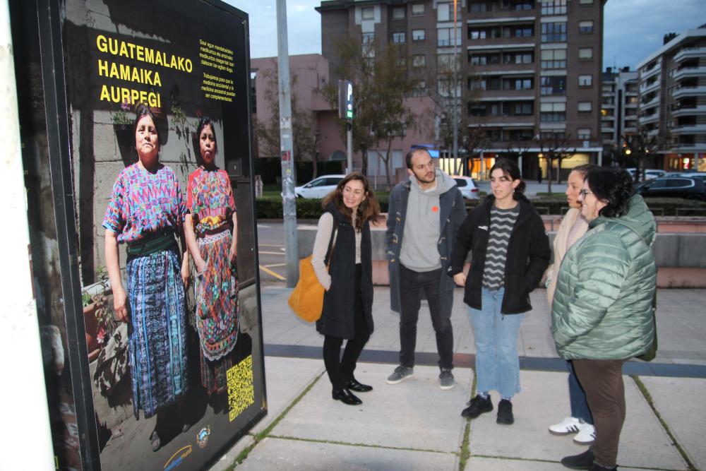 Una exposición en Ibaizabal con paneles interactivos pone en valor la cooperación internacional