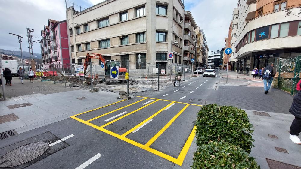 Obras en el cruce de las calles Ermodo y Trenbide para solucionar los atascos en la red de saneamiento