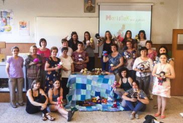 El grupo de tejedoras de Maristak celebra una década de solidaridad con más de 5.000 prendas donadas
