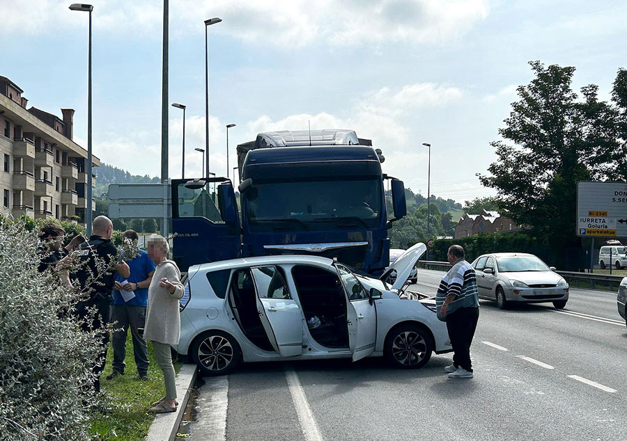 Herida leve una mujer en Iurreta tras arrastrar un camión a un coche cerca de 100 metros en la N-634