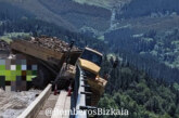 Un camión queda suspendido sobre el borde de un viaducto en Elorrio