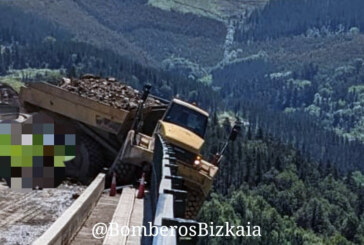 Un camión queda suspendido sobre el borde de un viaducto en Elorrio