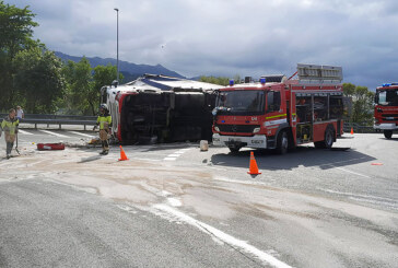 Un camión vuelca en la rotonda de la variante que da acceso a Iurreta