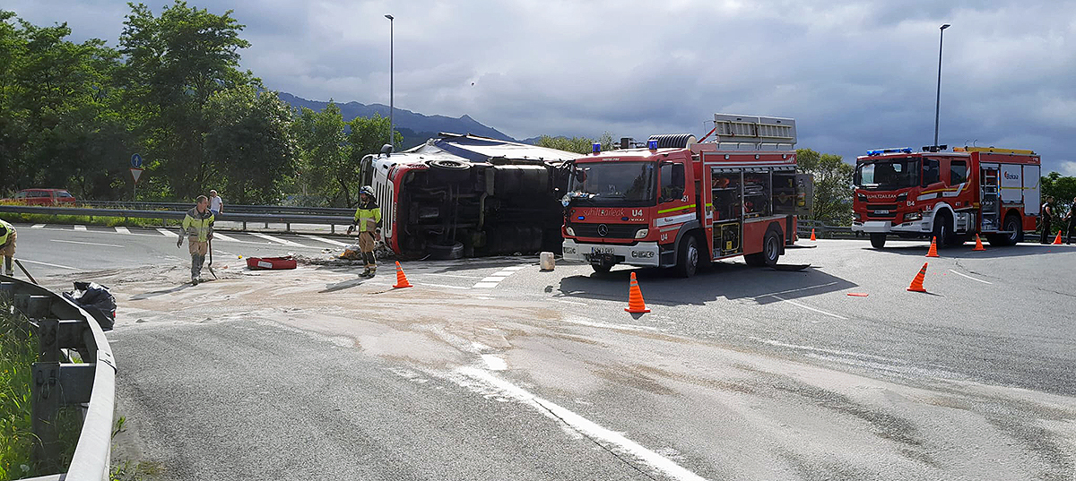 Un camión vuelca en la rotonda de la variante que da acceso a Iurreta