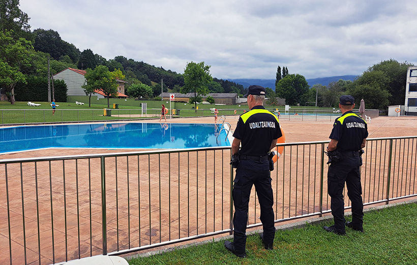 La Policía Municipal reforzará su presencia en las piscinas de Tabira los días de mayor afluencia