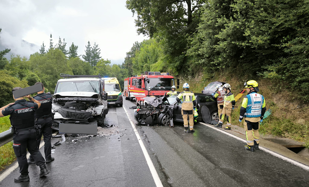 Dos accidentes obligan a cortar la carretera de Urkiola varias horas