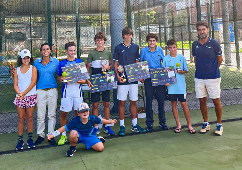 El campeonato de tenis Laboral Kutxa Landako enfrenta desde esta tarde al futuro de la raqueta