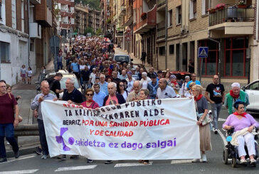 Más de mil personas se manifiestan en Berriz en defensa de una Sanidad pública de calidad