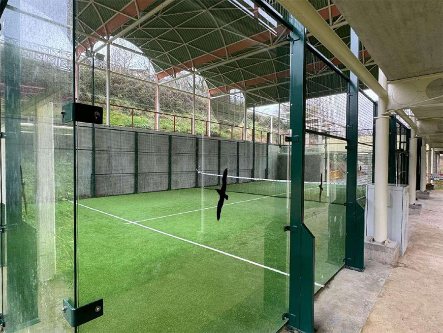 Mallabiko Zubitegi Kirol Parkeko padel pista zabalik dago
